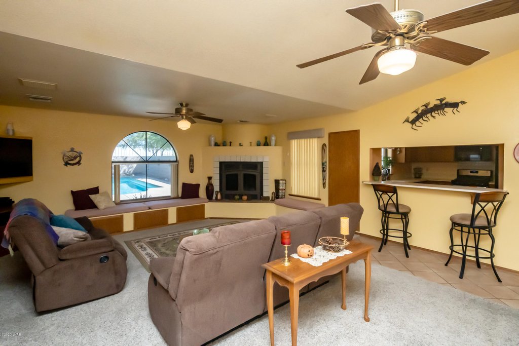 2276 Blackfoot Lane - living room