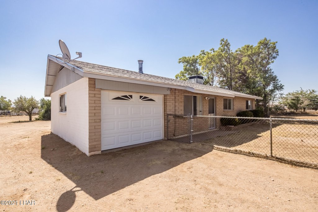 Affordable Kingman Equestrian Home on 1 Acre: 4100 Lomita St